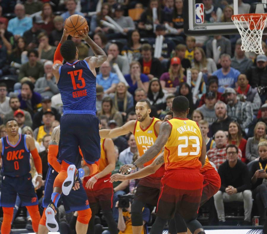 Paul George, alero del Thunder de Oklahoma City, dispara en el duelo del sábado 22 de diciembre de 2018, ante el Jazz de Utah (AP) (semisquare-x3)