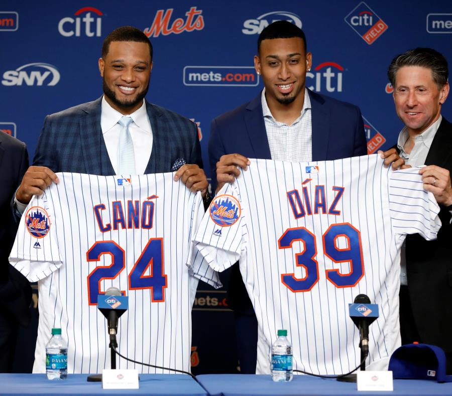Canó y Díaz mostrando sus respectivas camisetas de los Mets. (AP) (semisquare-x3)