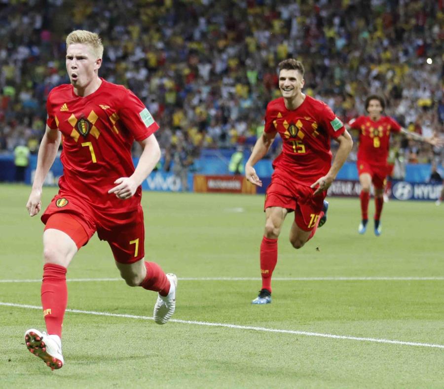 Kevin De Bruyne, de la selección de Bélgica, festeja luego de anotar el segundo tanto de su equipo ante Brasil en los cuartos de final de la Copa del Mundo. (AP) (semisquare-x3)