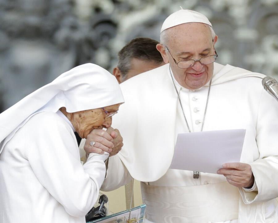 El Papa Francisco Vuelve A Permitir Que Le Besen Su Anillo | El Nuevo Día