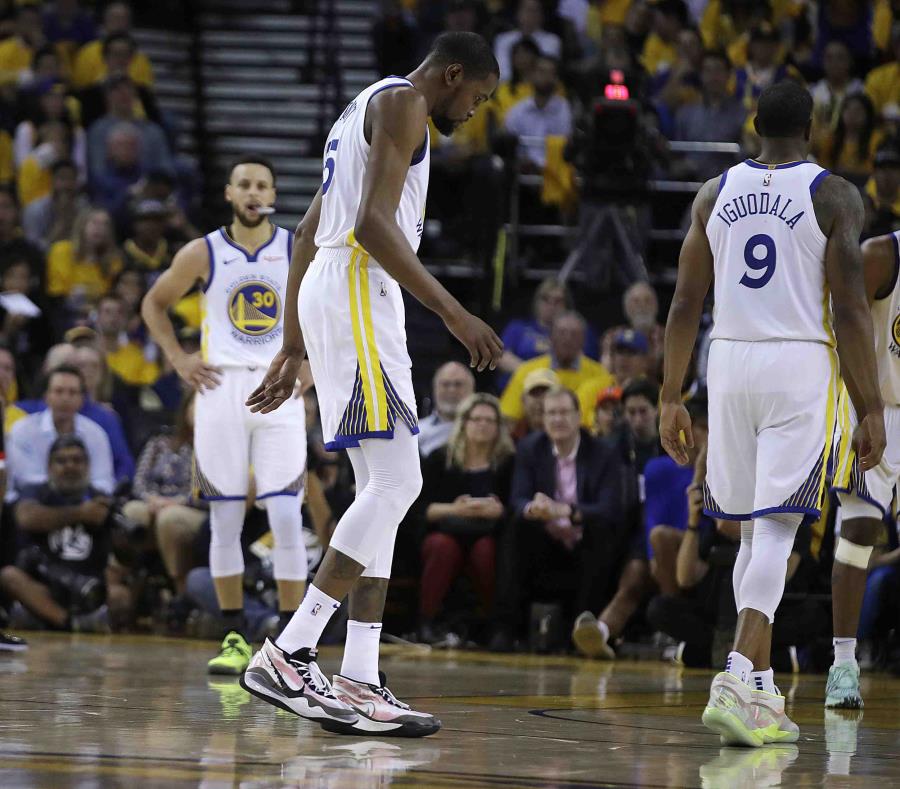Kevin Durant sufrió el tirón el miércoles pasado durante el tercer periodo del quinto juego de las semifinales de conferencia ante los Rockets de Houston