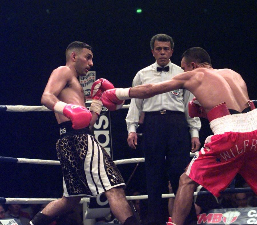 Naseem Hamed (izq), evade un golpe de Wilfredo Vázquez durante la pelea del 18 de abril del 1998 en Manchester, Inglaterra. (GFR Media) (semisquare-x3)