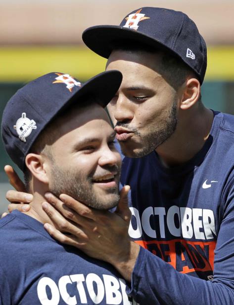 El campocorto boricua Carlos Correa (derecha) y el segunda base venezolano José Altuve comparten durante una práctica. (AP) (vertical-x1)
