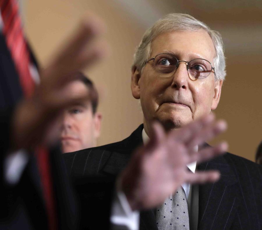El líder de la mayoría republicana del Senado, Mitch McConnell (Kentucky), ha descartado considerar medidas dirigidas a acabar con el cierre parcial del gobierno federal mientras el presidente Donald Trump no esté dispuesto a firmarlas. (AP / Evan Vucci) (semisquare-x3)