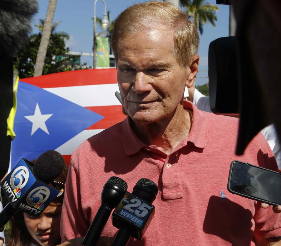 El senador de Florida Bill Nelson habla con reporteros durante un mitin en conmemoración al aniversario del paso del huracán María por Puerto Rico, el 22 de septiembre de 2018. (AP) (semisquare-x3)