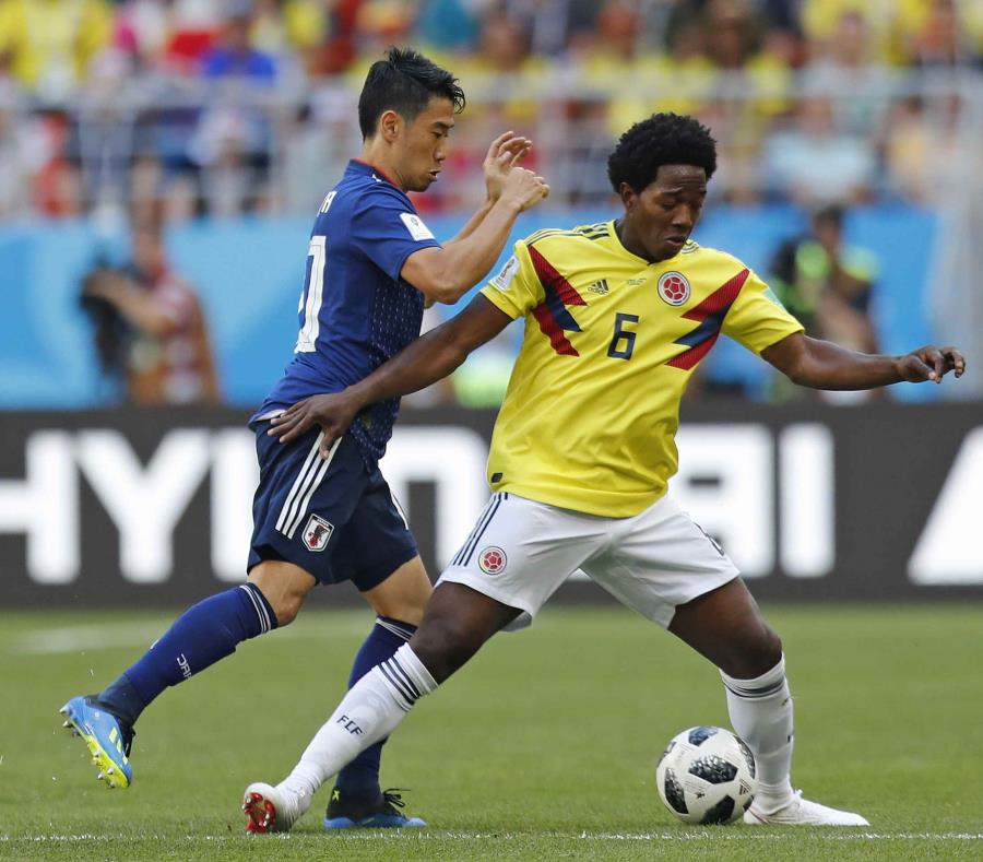 El colombiano Carlos Sánchez protege el balón durante el partido del grupo H entre Colombia y Japón. (AP) (semisquare-x3)