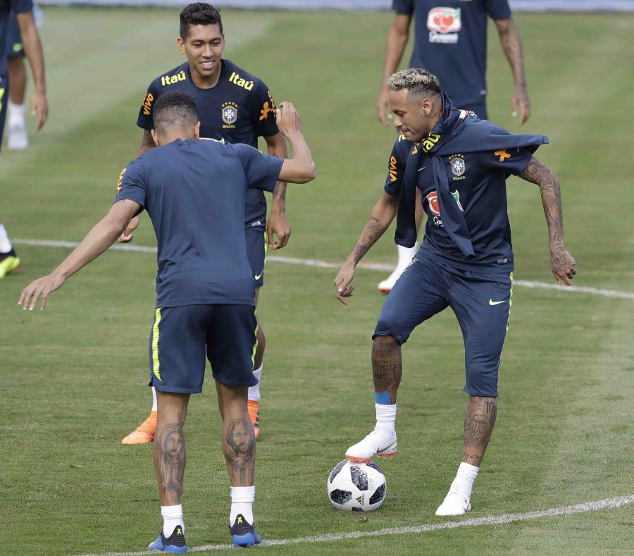 Neymar pisa un balón durante un entrenamiento de la selección de Brasil en Sochi, Rusia, el martes 19 de junio de 2018. (AP) (semisquare-x3)