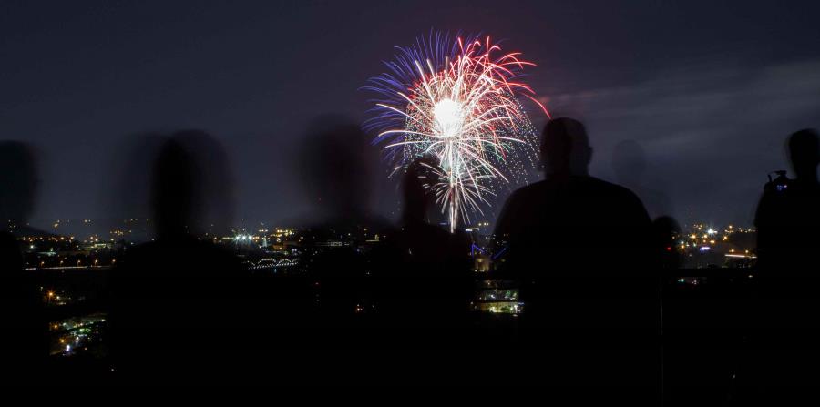 Fuegos artificiales alumbran la noche del martes en el Stringer's Ridge Park en Chattanooga, Tennessee. (AP) (horizontal-x3)