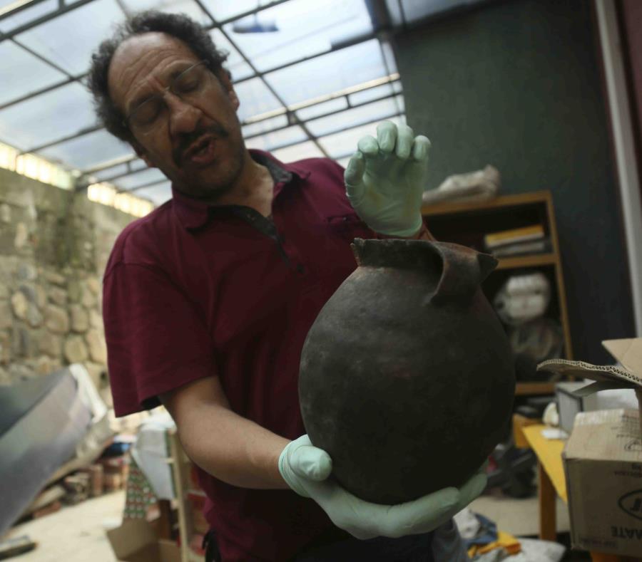 El arqueólogo Jedu Sadarnaga muestra una vasija descubierta en una de las tumbas halladas en un cementerio inca cerca de La Paz, Bolivia. (AP) (semisquare-x3)