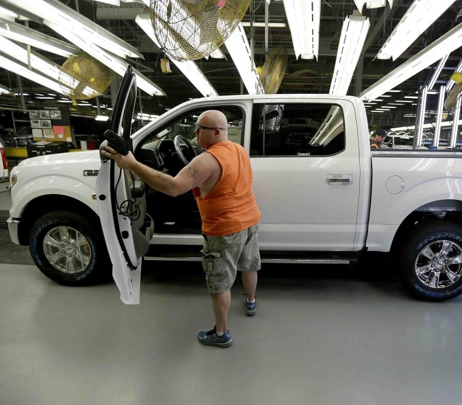 En esta foto de archivo del 13 de marzo de 2015, un trabajador inspecciona una pickup Ford F-150 con carrocería de aleación de aluminio en la planta de Calycomo, Missouri. (AP) (semisquare-x3)