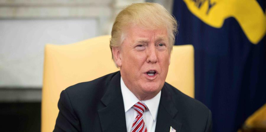 El presidente de Estados Unidos, Donald J. Trump, rechaza que una compañía asiática fabrique los microchips para teléfonos móviles. (EFE) (horizontal-x3)