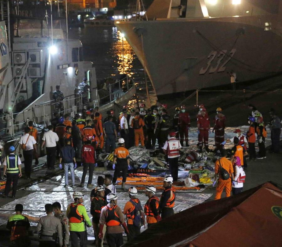 Un equipo de rescate en Indonesia dedicado a la búsqueda de la aeronave (semisquare-x3)