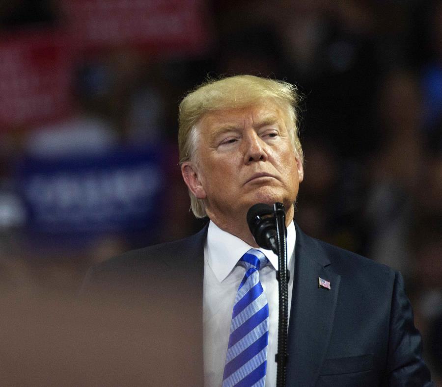El presidente de Estados Unidos, Donald Trump, durante un mitin en favor de la candidatura del fiscal general de Virgina Occidental, Patrick Morrisey, al Senado, en Charleston, Virginia Occidental. (AP) (semisquare-x3)