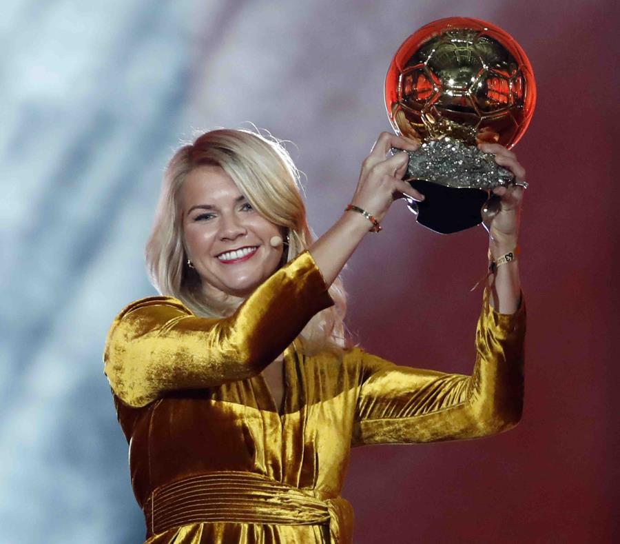 Ada Hegerberg alza el Balón de Oro durante la ceremonia de premiación que se llevó a cabo en Francia. (AP / Christophe Ena) (semisquare-x3)
