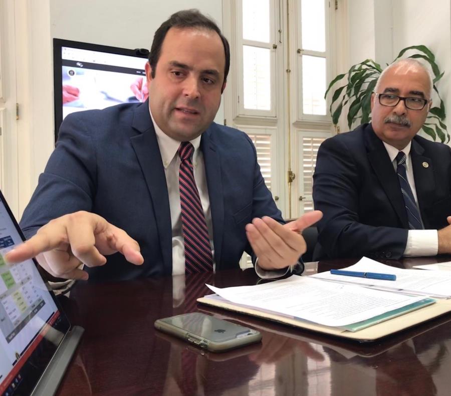 El jefe de la ASG, Ottmar J. Chávez y el secretario de la gobernación, Raúl Maldonado (der.), explicaron que, al centralizar las subastas y aumentar el volumen de compras, esperan ahorros acumulados de $444 millones. (Suministrada) (semisquare-x3)