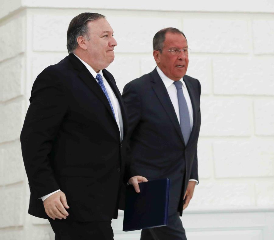 El secretario de Estado Mike Pompeo (izquierda) y el canciller ruso Sergey Lavrov conversaron el 14 de mayo en la ciudad turística rusa de Sochi. (AP/ Pavel Golovkin, Pool) (semisquare-x3)
