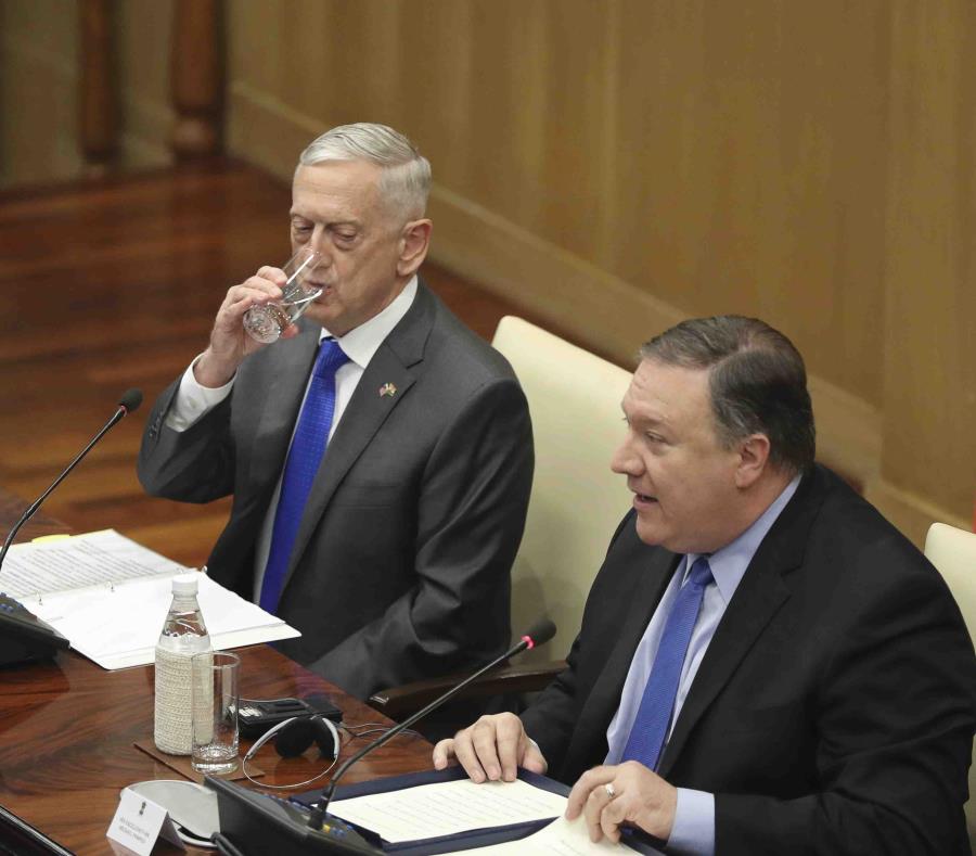 El secretario de Defensa de Estados Unidos, James Mattis (izquierda), mientras el secretario de Estado, Mike Pompeo, ofrece un discurso tras una reunión ente altos funcionarios en Nueva Deli, India. (AP) (semisquare-x3)