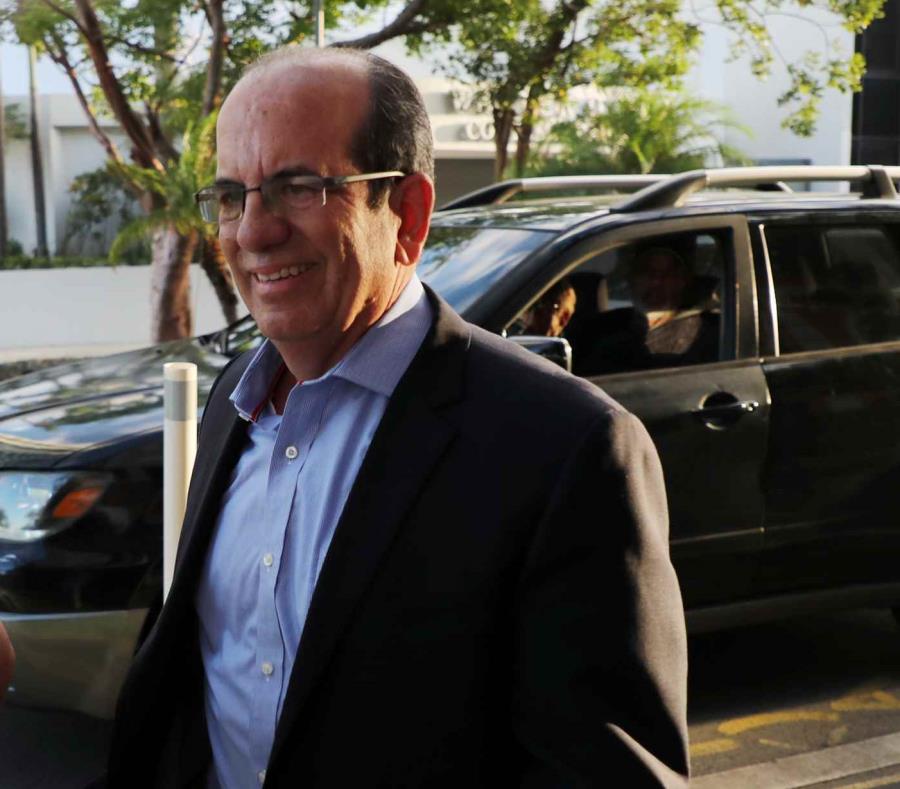 El exgobernador Aníbal Acevedo Vilá a su llegada ayer a la reunión de la Junta de Gobierno del PPD en la sede de la colectividad en Puerta de Tierra. (semisquare-x3)